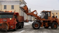 Снег в Петербурге убирали всю ночь: работа не останавливается, на дороги вывели около тысячи машин
