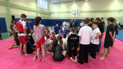 Мастер‑класс от легенды ММА: Джефф Монсон провёл тренировку для юных спортсменов в школе № 491