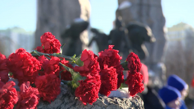 Александр Беглов и Александр Бельский возложили цветы к памятнику воинам, погибшим в Афганистане