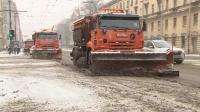 В центральных районах Петербурга к уборке снега приступили семь колонн техники