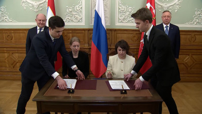 Артисты Михайловского и Севастопольского театров будут работать вместе: Александр Беглов и Михаил Развожаев подписали соглашение о сотрудничестве