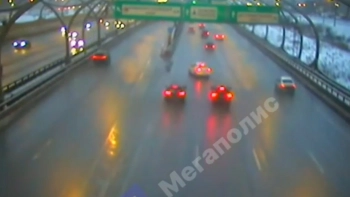 Таксист проехал съезд и столкнулся с машиной на ЗСД: трое пострадали