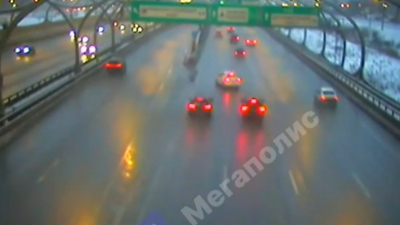 Таксист проехал съезд и столкнулся с машиной на ЗСД: трое пострадали