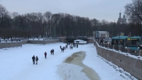 Петербуржцы придумали романтичный и опасный досуг: всю неделю горожане массово выходят на реки и каналы
