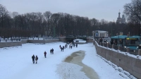 Петербуржцы придумали романтичный и опасный досуг: всю неделю горожане массово выходят на реки и каналы
