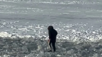 На стрелке Васильевского острова мужчине помогли выбраться из промоины