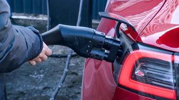 Быстрые зарядные станции для электротранспорта появились в каждом районе Петербурга