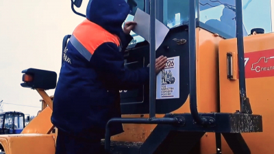 Спецтехнику комитета по благоустройству Петербурга украсили символикой Года единства народов России