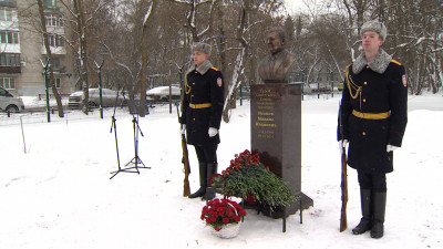 Бюст Героя Советского Союза Михаила Исакова открыли у отдела полиции в Авиагородке