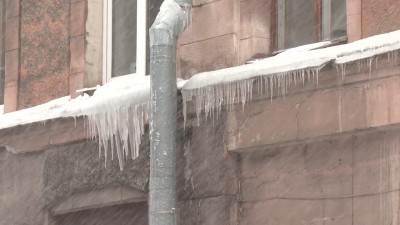 По факту падения наледи на женщину на Разъезжей улице проводится проверка