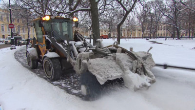 Из-за ухудшения погоды дороги и тротуары в Петербурге обрабатывают  противогололедными материалами