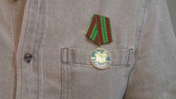 Специалиста ручного труда, спасшего мальчика в Петербурге, наградили за отвагу