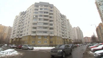 Прокуратура заинтересовалась семьей малыша, упавшего из окна на Богатырском проспекте