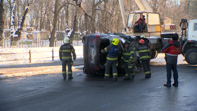 Машину эвакуировали на автокране, один человек в реанимации: что известно о ДТП у Летнего сада
