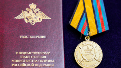 Александр Беглов вручил награды петербургским врачам, отличившимся в оказании помощи жителям Мариуполя и бойцам СВО