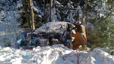 В Ленобласти бензовоз столкнулся с легковушкой, водителя госпитализировали
