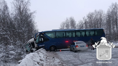 В Кировском районе Ленобласти столкнулись грузовик и автобус: водителя КамАЗа госпитализировали