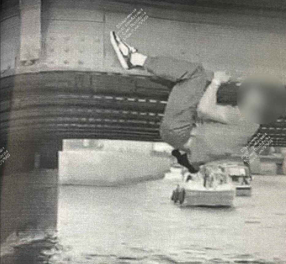 Мальчишник в Петербурге: суд оштрафовал мужчину за опасный трюк на Офицерском мосту - tvspb.ru