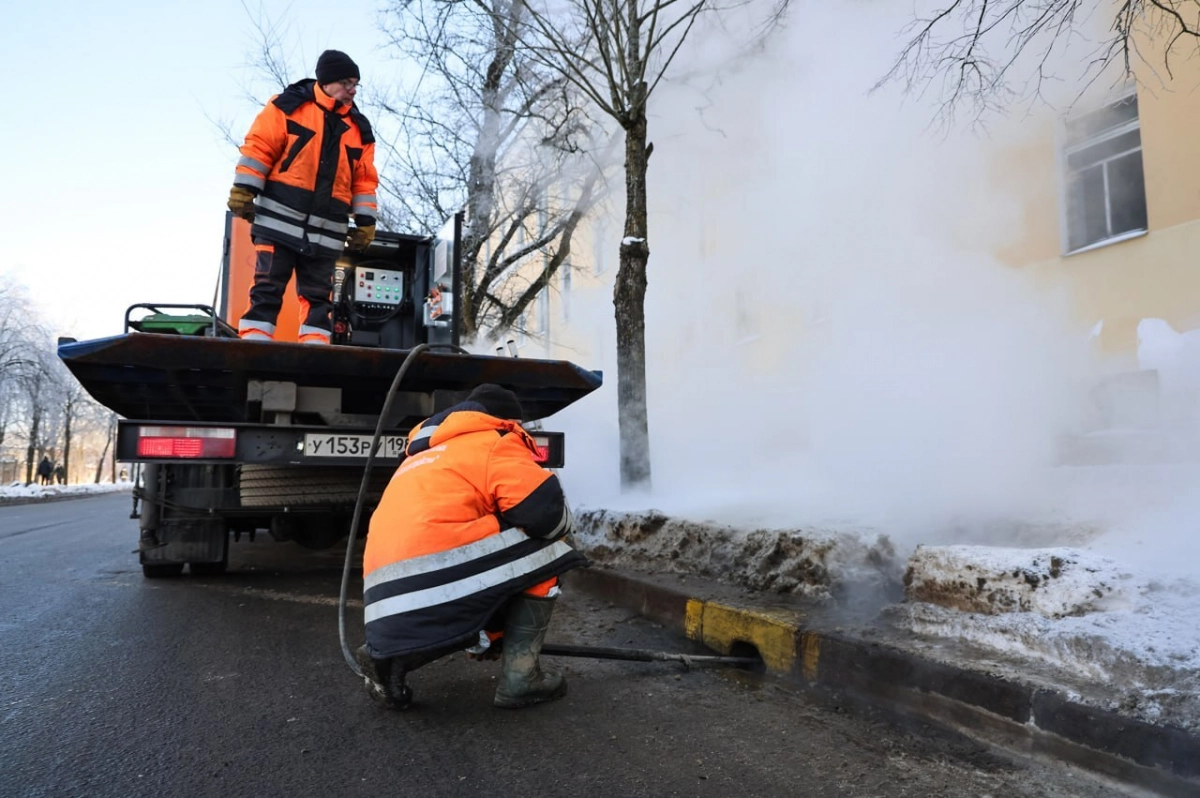 Дорожные службы Петербурга активно готовятся к потеплению: специалисты прочищают водоотводную инфраструктуру - tvspb.ru