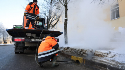 Дорожные службы Петербурга активно готовятся к потеплению: специалисты прочищают водоотводную инфраструктуру