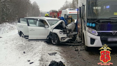 В Ленобласти ПАЗик уничтожил кроссовер и отправил его водителя в больницу