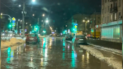 Авария на водопроводе парализовала движение на Ланском шоссе