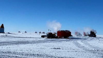 Санно-гусеничный поезд доставил снабжение на антарктическую станцию Восток