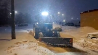 В Петербурге продолжают борьбу с последствиями снегопада
