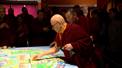 Буддистский ритуал в Эрмитаже: монахи разобрали огромную мандалу, которую собирали больше недели