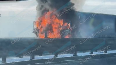 В районе аэропорта Пулково заметили горящую фуру — видео