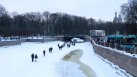 Морозы уходят, а петербуржцы с рек и каналов — нет: в МЧС снова напомнили, что выходить на лёд опасно