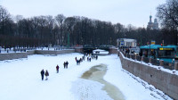 Морозы уходят, а петербуржцы с рек и каналов — нет: в МЧС снова напомнили, что выходить на лёд опасно