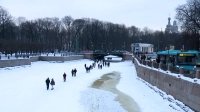 Морозы уходят, а петербуржцы с рек и каналов — нет: в МЧС снова напомнили, что выходить на лёд опасно