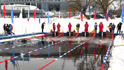 На Крестовском острове проходят соревнования по зимнему плаванию