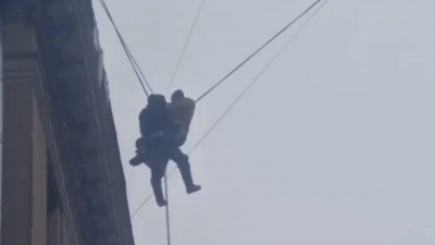 На улице Правды рабочий упал с крыши и повис на проводах — мужчине помогли спасатели