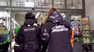 Нелегалы, автозаки и Росгвардия: что нашли в продуктовых магазинах Приморского района во время очередного рейда