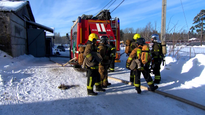 Ангар с мастерскими и складами загорелся в Парголово