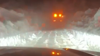 Десятки машин застряли в снежном плену по дороге из Териберки: их вывозят автоколонной