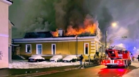 На месте пожара дореволюционного дома на Уральской улице продолжают работать спасатели