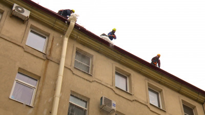 Перед снегопадом в городе проверят кровли и усилят контроль