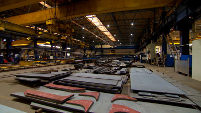 На Балтийском заводе показали работу кузнецов