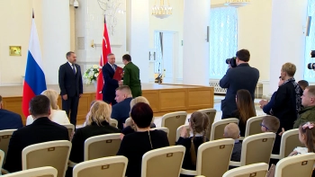 Документы на квартиры вручили в Смольном ветеранам боевых действий