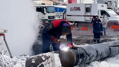Восемь прорывов за неделю и отключение тепла: в Авиагородке на улице Пилотов чинят трубу 2001 года