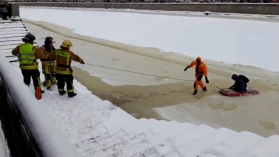«Каждый шаг был непредсказуем»: в Петербурге спасатели вытащили ребенка со льда Фонтанки