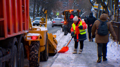 Александр Беглов: С начала реформы ЖКХ Петербург на треть увеличил число работников ручного труда в районах и почти на 90% укомплектовал штат механизаторов на уборке внутриквартальных территорий