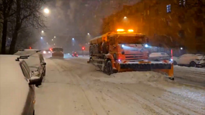 Более 900 единиц техники вышли на уборку Петербурга после снегопада