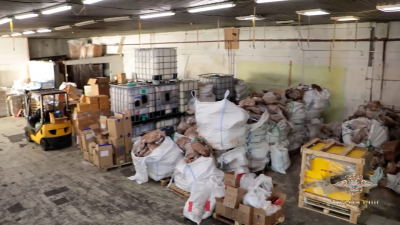 Бренды, сладости и нелегалы: полиция нашла подпольный цех с 10 тоннами шоколада во Владимирской области