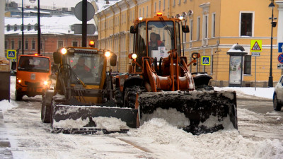 Утром Петербург убирали более тысячи единиц техники, коммунальщики продолжают работать в усиленном режиме