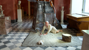 Спектакль-променад «Ящик Пандоры» в одном из залов Нового Эрмитажа