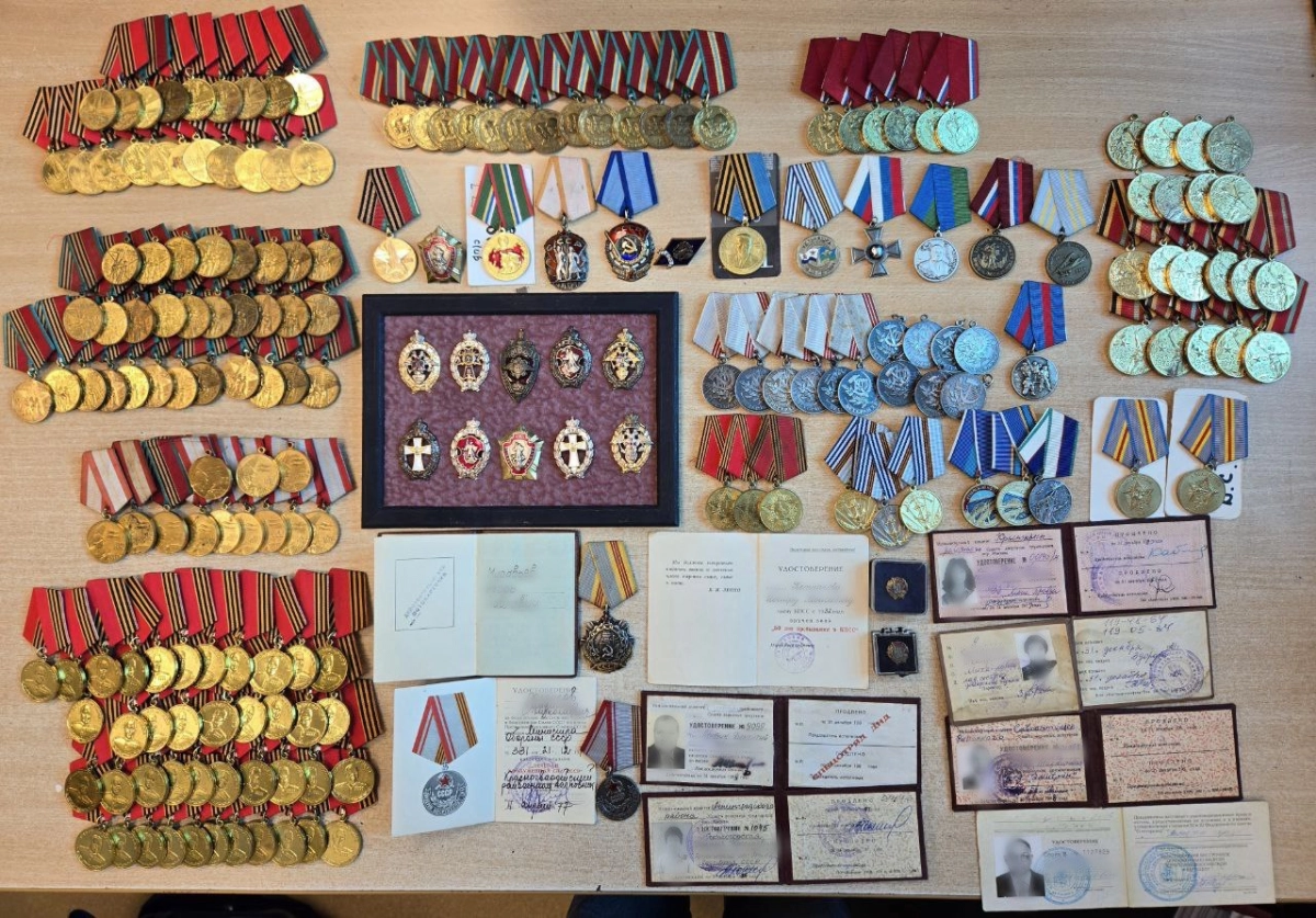 В Шереметьево таможенники пресекли контрабанду крупной партии советских госнаград - tvspb.ru